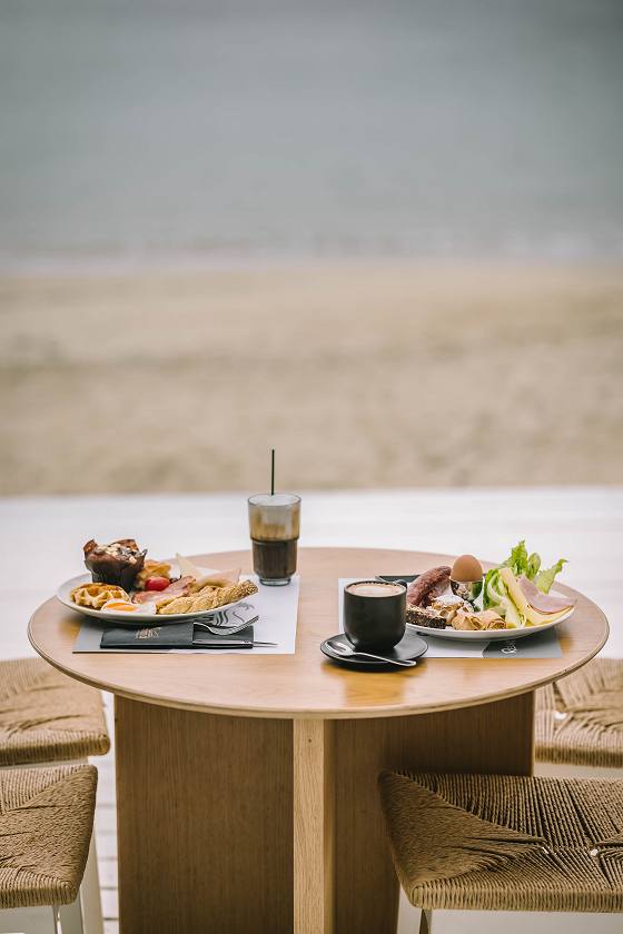 Breakfast in front of the beach